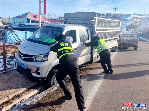 伊宁县公安局喀拉亚尕奇乡派出所民辅警救助车辆