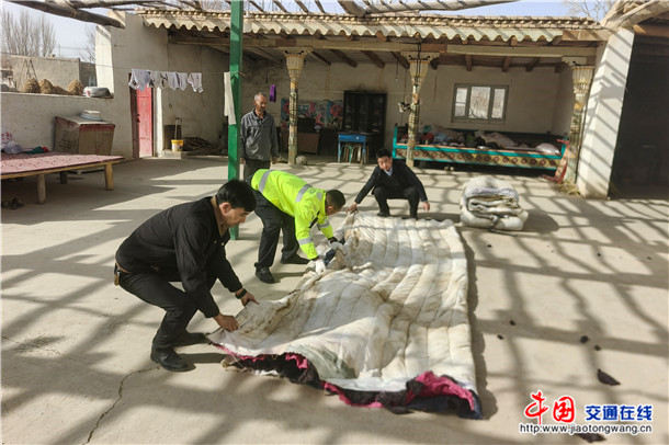 3月4日，轮台县公安局交通管理大队组织民警辅警深入辖区开展“学雷锋·送温情”活动，帮助老人们晾晒被褥、打扫庭院。张麒龙 摄
