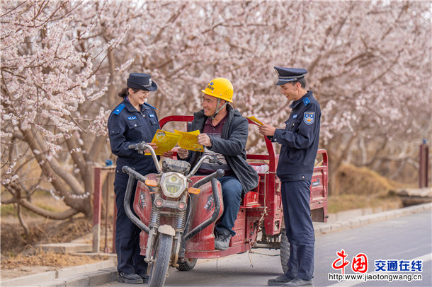 3月21日,在如织的赏花人流中,一抹抹“藏蓝”身影穿梭其间,叶城县公安局民警辅警一边守护群众出行安全,一边开展流动普法宣传,用温情与坚守为明媚的春光增添了一笔安心的“警”色。买买提艾则孜·吐拉买提 摄 (9) 3月21日,在如织的赏花人流中,一抹抹“藏蓝”身影穿梭其间,叶城县公安局民警辅警一边守护群众出行安全,一边开展流动普法宣传,用温情与坚守为明媚的春光增添了一笔安心的“警”色。买买提艾则孜·吐拉买提 摄 (9)