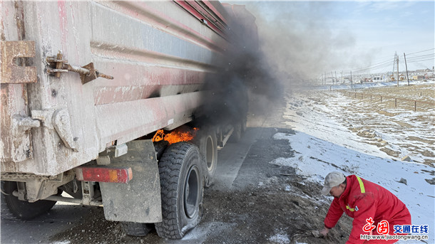克拉玛依养护所职工参与火情救援