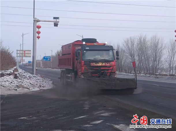 图为：独山子养护所春运期间开展国道G217线独山子至巴音沟路段路面清扫作业  摄影：林东升