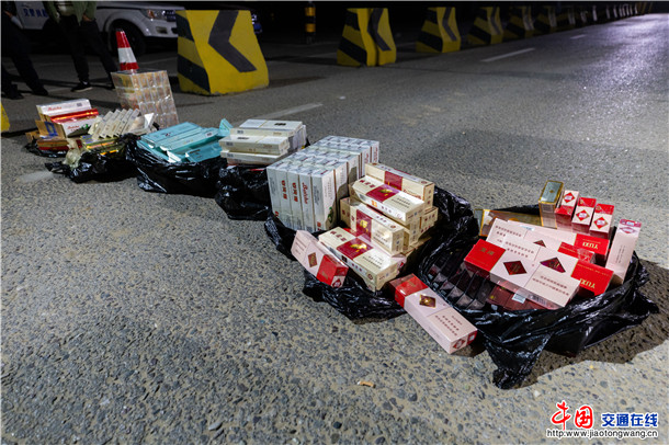 叶城公安成功查获一起非法运输烟草制品案件 (2)