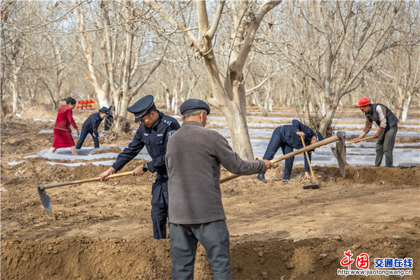 3月26日,叶城县公安局立足公安职能,靠前服务,深化“田间警务”,组织警力下沉一线,以流动的藏蓝身影全力护航春耕生产,以忠诚担当守护群众的“粮袋子”和“幸福田”,为乡村振兴注入坚实平安力量。 (3) 3月26日,叶城县公安局立足公安职能,靠前服务,深化“田间警务”,组织警力下沉一线,以流动的藏蓝身影全力护航春耕生产,以忠诚担当守护群众的“粮袋子”和“幸福田”,为乡村振兴注入坚实平安力量。 (3)