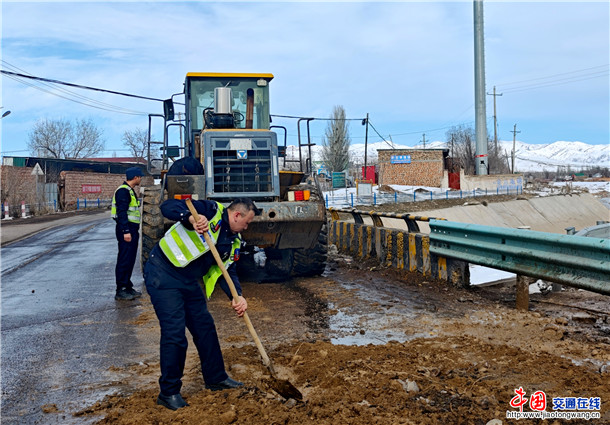 伊宁县公安局曲鲁海乡派出所民警修补坑洼路面
