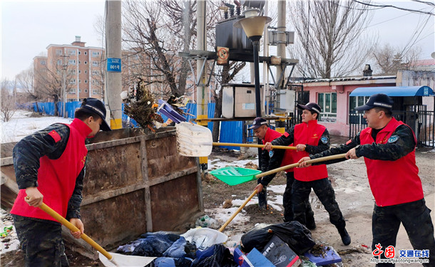伊宁县公安局特警大队民辅警开展学雷锋活动
