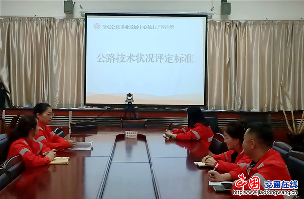 图为：独山子养护所开展公路技术状况评定标准 摄影：熊佳丽