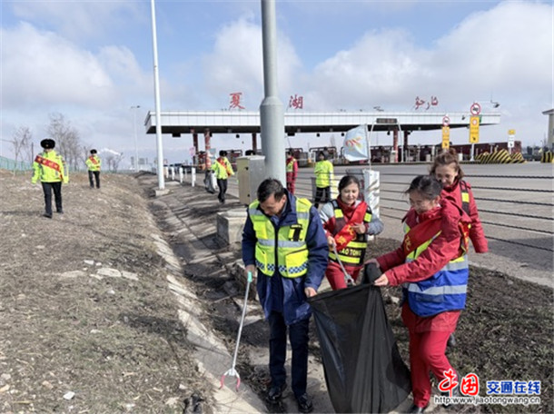 伊犁公路事业发展中心夏尔湖收费站联合开展“参与志愿服务 传承雷锋精神”志愿者服务活动图片4