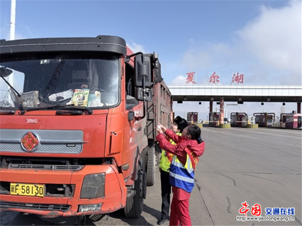 伊犁公路事业发展中心夏尔湖收费站联合开展“参与志愿服务 传承雷锋精神”志愿者服务活动图片2