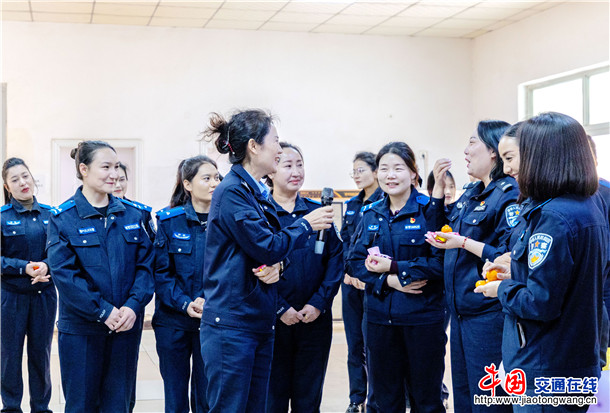 3月7日，在第116个“三八”国际劳动妇女节到来之际，叶城县公安局以健康护航、思想赋能、心灵减压为主线，精心组织义诊服务、座谈交流、心理团辅系列活动，为全体女民辅警送上组织的关怀与节日祝福 (1)