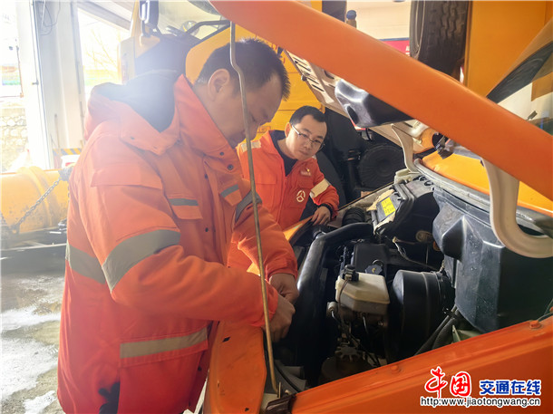 图为吉木乃养护所工作人员对旋抛、装载机、多功能除雪机及巡道车等大型机械设备进行全面“体检”拍摄者：刘雪海