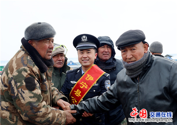 图六:3月11日,伊宁县黄公巴扎普法宣传服务队在牛羊市场开展群众服务 图六:3月11日,伊宁县黄公巴扎普法宣传服务队在牛羊市场开展群众服务