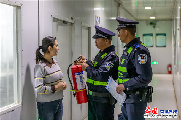 2月28日,新疆维吾尔自治区叶城县公安局组织民辅警深入辖区企业,开展节后复工复产“开工第一课”安全普法宣讲活动 (买买提艾则孜·吐拉买提 摄) (5) 2月28日,新疆维吾尔自治区叶城县公安局组织民辅警深入辖区企业,开展节后复工复产“开工第一课”安全普法宣讲活动 (买买提艾则孜·吐拉买提 摄) (5)