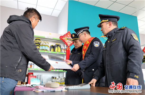 图七:3月11日,伊宁县黄公巴扎普法宣传服务队检查市场兽药店 图七:3月11日,伊宁县黄公巴扎普法宣传服务队检查市场兽药店