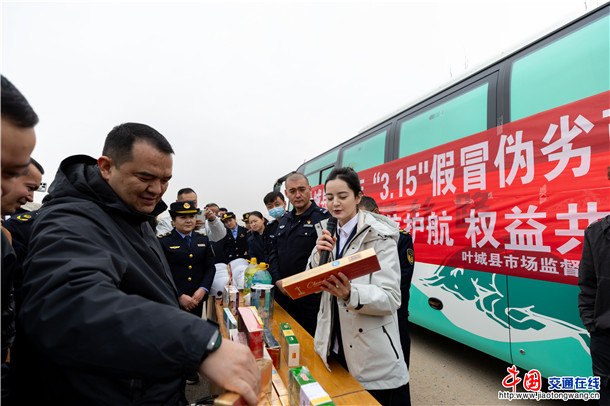 3月12日，新疆维吾尔自治区叶城县公安局联合烟草、市场监管、消防等多个部门，深入辖区商超、农贸市场、药店等重点场所，集中开展覆盖检查、普法宣传与成果展示的消费维权专项行动。 阿布拉江·阿布都热依  木  摄 (2)