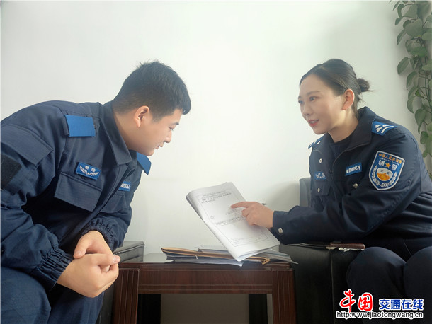 图二:张雨涵辅导新警 图二:张雨涵辅导新警