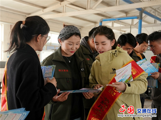 为企业员工讲解水资源循环利用知识。毕庆琦 摄