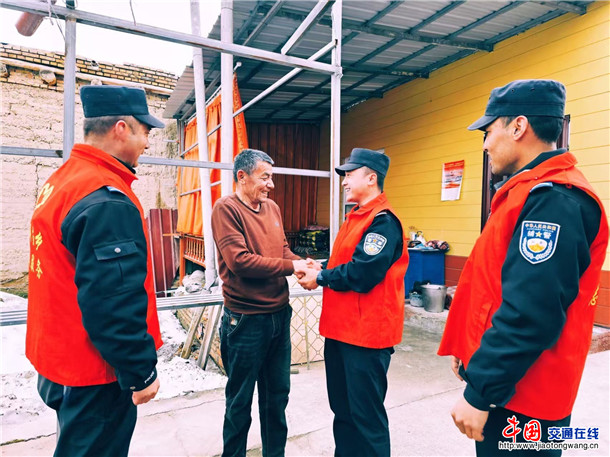 伊宁县公安局愉群翁回族乡派出所看望孤寡老人