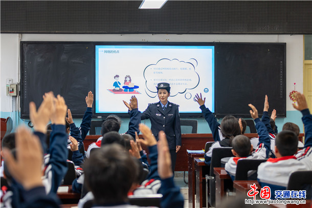 3月2日，新疆维吾尔自治区叶城县公安局组织民辅警深入辖区各中小学，开展“开学第一课”安全普法宣传活动，将法治知识与安全技能精准送达师生身边，以藏蓝力量为新学期平安开学筑牢屏障。 (5)