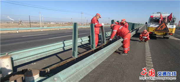 克拉玛依养护所职工正在维护护栏板等交安设施 克拉玛依养护所职工正在维护护栏板等交安设施