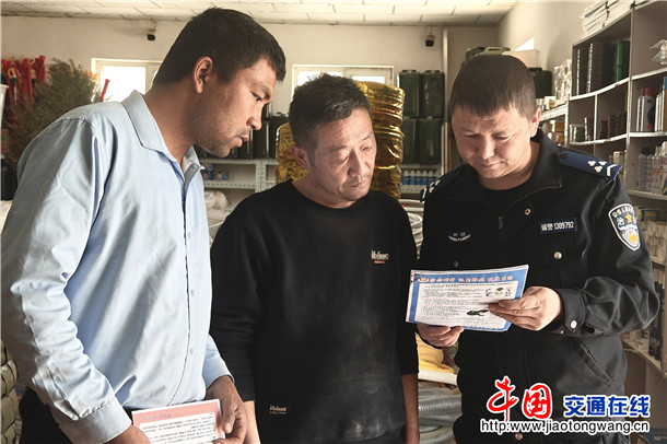 3月24日,轮台县公安局哈尔巴克乡派出所民警辅警进圈入群向村民普及讲解邪教危害。张尧 摄 3月24日,轮台县公安局哈尔巴克乡派出所民警辅警进圈入群向村民普及讲解邪教危害。张尧 摄