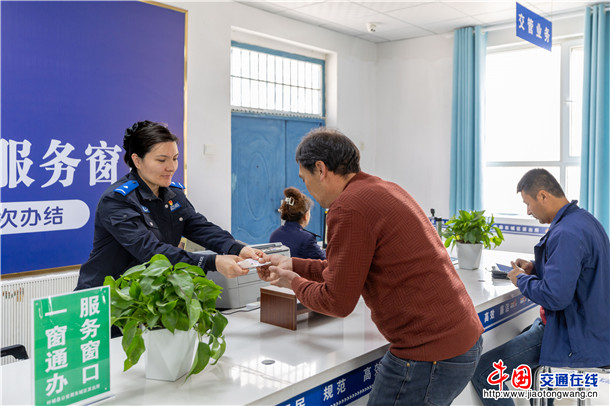 3月17日，新疆维吾尔自治去叶城县公安局“一窗通办”服务全面升级，图为民警为群众办理业务。买买提艾则孜·吐拉买提  摄 (5)