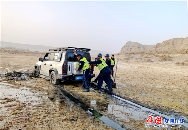 新疆叶城:车辆陷入泥坑!警民合力助脱困 (2) 新疆叶城:车辆陷入泥坑!警民合力助脱困 (2)