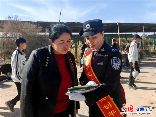 县公安局工作人员讲解法律法规。郑涛 摄