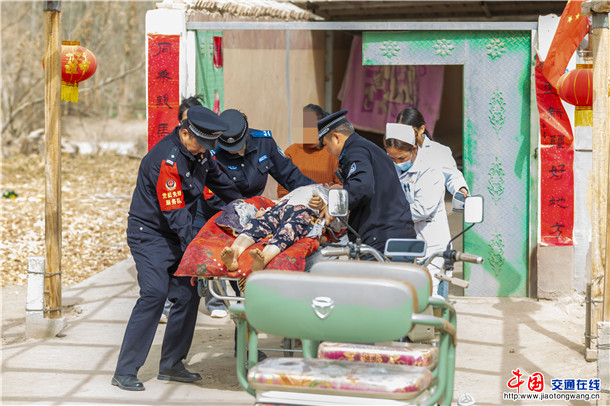 新疆叶城：民警走访途中及时救助突发疾病老人 (1)