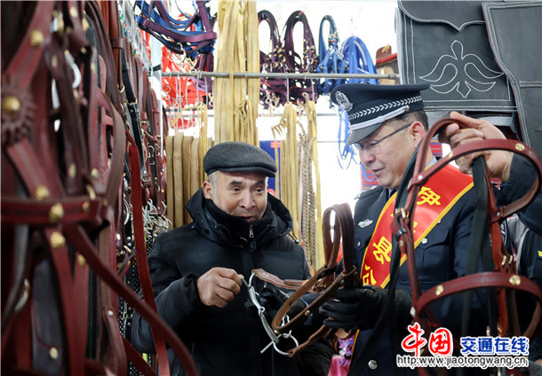 图三:3月11日,伊宁县黄公巴扎普法宣传服务队民警在马具店与老板交谈 图三:3月11日,伊宁县黄公巴扎普法宣传服务队民警在马具店与老板交谈
