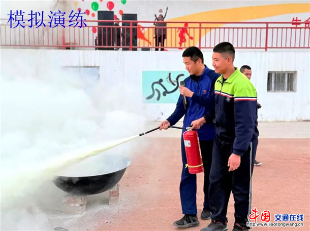 灭火器现场教学。艾孜再姆 摄