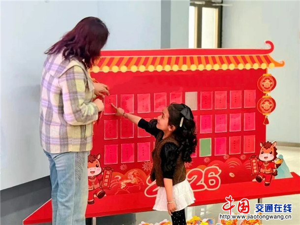 学生猜灯谜。艾孜再姆 摄