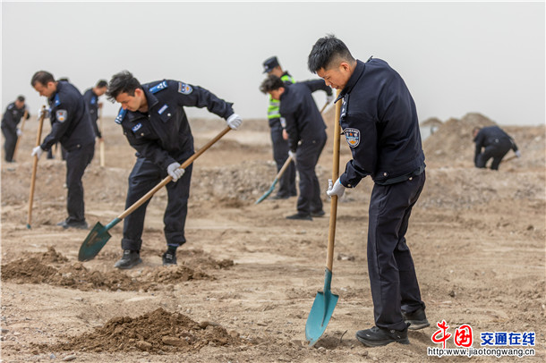 3月11日，在第48个植树节来临之际，叶城县公安局组织全体民辅警前往戈壁边缘植树点，开展义务植树活动，为生态屏障添新绿，为美好家园注活力。（买买提艾则孜·吐拉买提  摄）