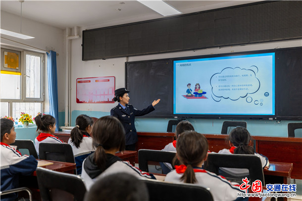 3月2日，新疆维吾尔自治区叶城县公安局组织民辅警深入辖区各中小学，开展“开学第一课”安全普法宣传活动，将法治知识与安全技能精准送达师生身边，以藏蓝力量为新学期平安开学筑牢屏障。 (9)