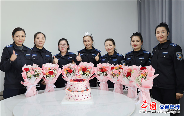 图五：伊宁县公安局阿乌利亚乡派出女警合影