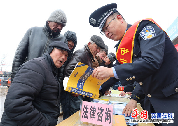 图四:3月11日,伊宁县黄公巴扎普法宣传服务队民警为商贩普法1 图四:3月11日,伊宁县黄公巴扎普法宣传服务队民警为商贩普法1