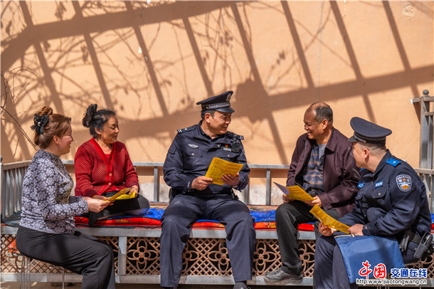 3月28日,新疆叶城县公安局金果镇派出所组织民辅警深入辖区居民家中,扎实开展入户走访工作。买买提艾则孜·吐拉买提 摄) (7) 3月28日,新疆叶城县公安局金果镇派出所组织民辅警深入辖区居民家中,扎实开展入户走访工作。买买提艾则孜·吐拉买提 摄) (7)