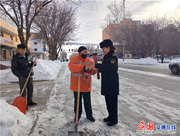 给环卫工送玫瑰、护手霜