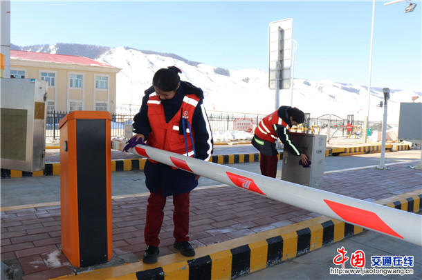 职工们打扫前台车道硬件设施设备