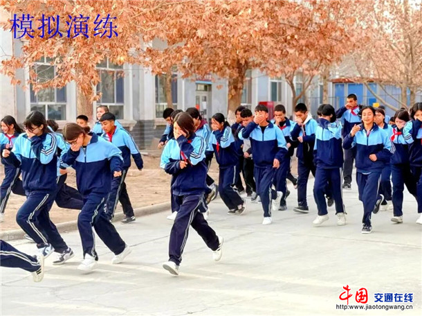 模拟应急演练现场。艾孜再姆 摄