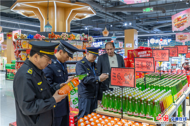3月12日，新疆维吾尔自治区叶城县公安局联合烟草、市场监管、消防等多个部门，深入辖区商超、农贸市场、药店等重点场所，集中开展覆盖检查、普法宣传与成果展示的消费维权专项行动。 阿布拉江·阿布都热依  木  摄 (8)