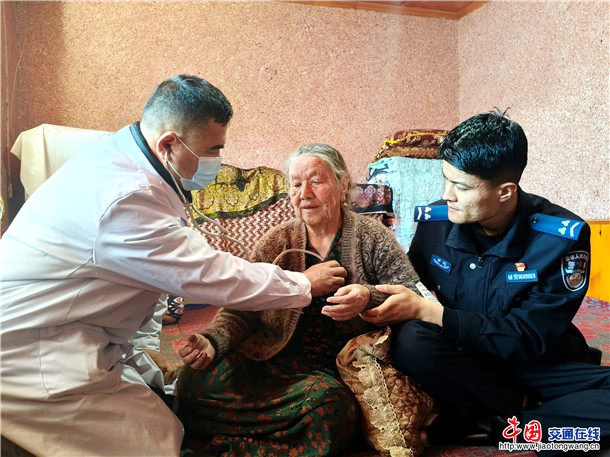 伊宁县公安局吐鲁番于孜乡派出所联合卫生院看望困难老人