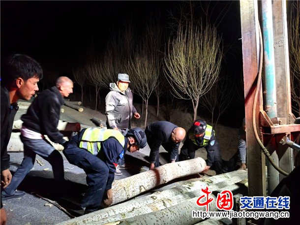 新疆叶城民警深夜救助暖哭群众 (3)