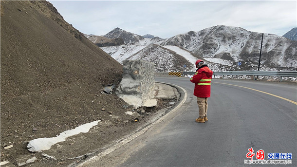 图为：独山子养护所对排水设施进行检查  摄影：熊佳丽