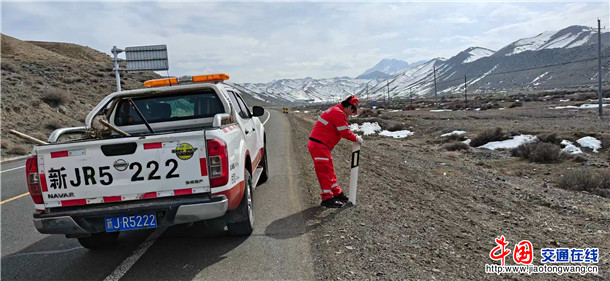 图为：独山子养护所修复破损歪斜设施  摄影：秦军