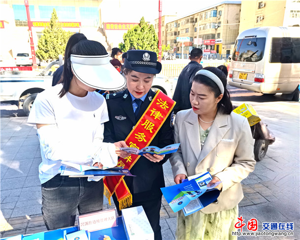 民警用通俗易懂讲解法律知识，营造共护边境的良好气氛