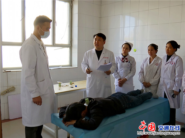 讲师点评。郑涛 摄 讲师点评。郑涛 摄