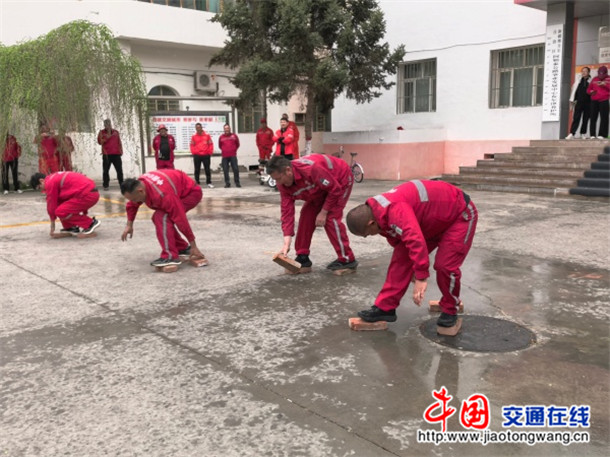 布尔津养护所五一活动--模式过河竞赛图片