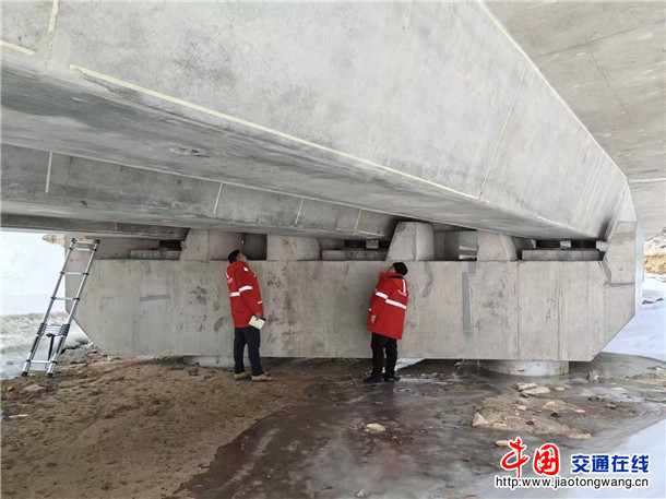 图为:富蕴养护所开展桥涵调查 (2) 图为:富蕴养护所开展桥涵调查 (2)