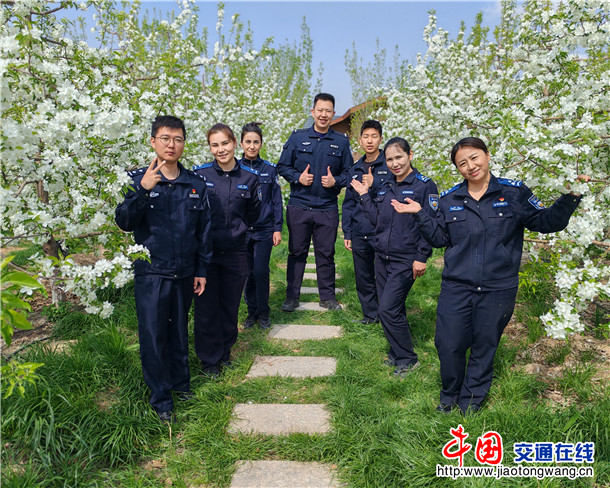 4月12日，喀什镇派出所民辅警在天山花海团建照片3