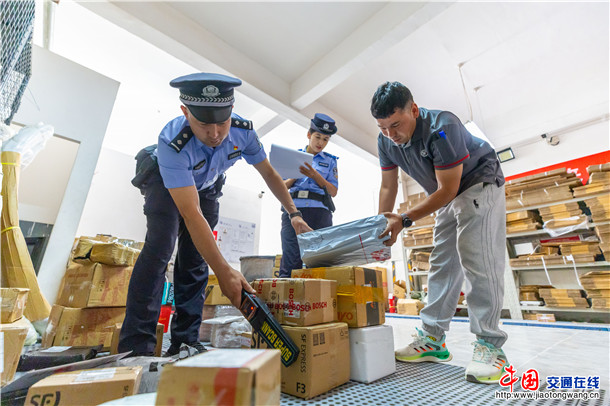 4月28日，新疆维吾尔自治区叶城县公安局充分发挥职能作用，主动作为、多措并举，严把隐患排查、治安管理、安全宣防、便民服务等关键环节，全力守护节日期间辖区平安稳定。买买提艾则孜·吐拉买提   摄 (4)